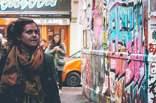 girl-graff-street
